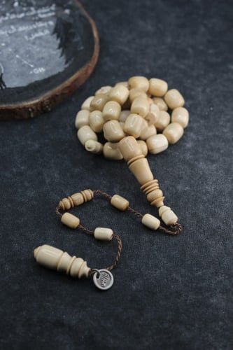 سبحة مميزة من ناب الماموث المنقرض