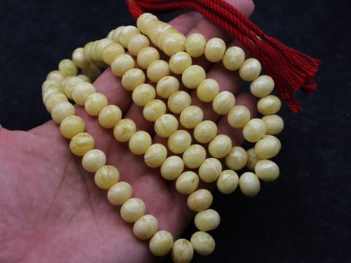 سبحة استثنائية من الكهرمان