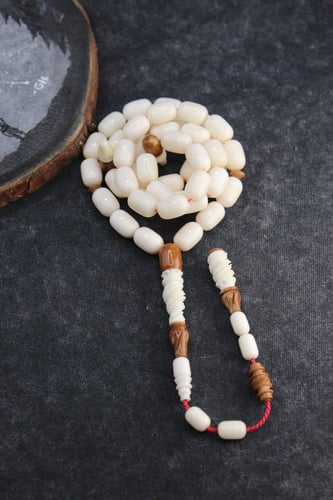 سبحة عظم جمل مع كوك منقوش