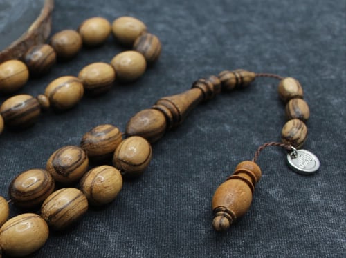 سبحة من خشب العود الطبيعي