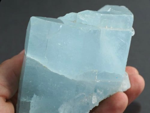 سبحة من حجر اكوامارين