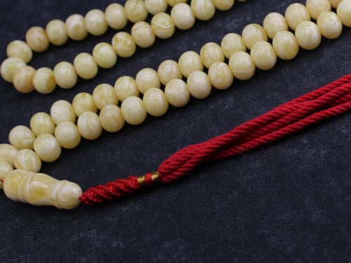 سبحة استثنائية من الكهرمان