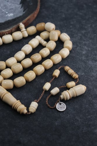 سبحة مميزة من ناب الماموث المنقرض