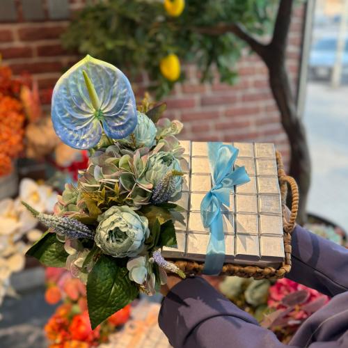 سلة ورد وشوكولاته