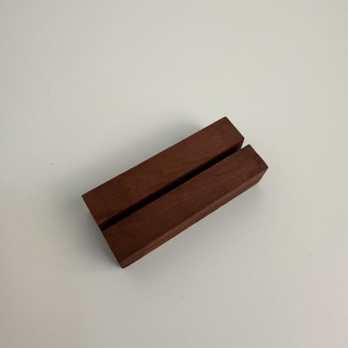 قاعدة خشبية صغيرة