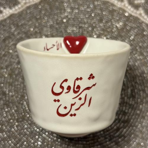 كوب رمادي بقلب احمر