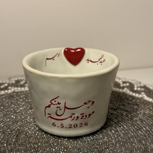كوب رمادي بقلب احمر