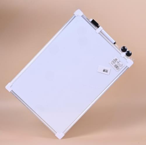 سبورة بيضاء مع قلم