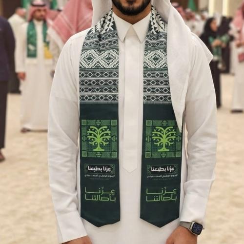 شال اليوم الوطني بشعار عزنا بطبعنا