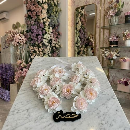 عقد تخرج فخم بالورد والاسم