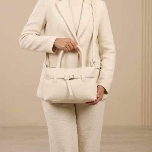 حقيبة يد نسائية فخمة لون بيج بتصميم كلاسيك أنيق