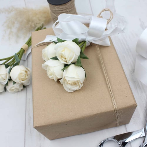 تغليف مع ورد صناعي