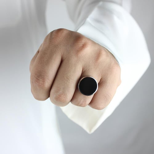 خاتم رجالي بالنقش حسب الطلب (اسود)