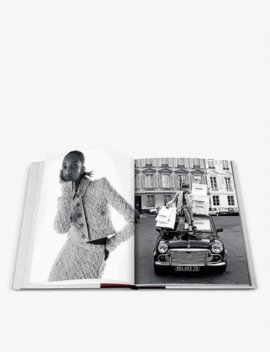 مجموعة شانيل مكونة من 3 قطع: الأزياء والمجوهرات وا...