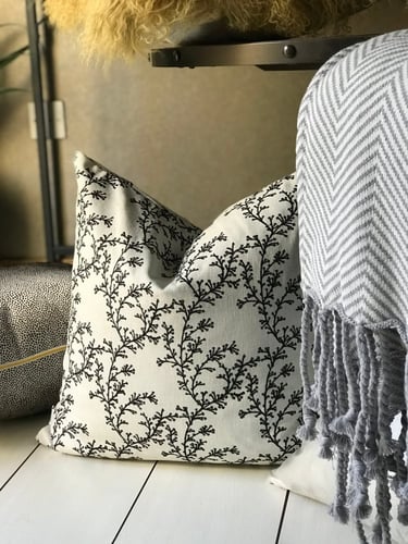 غطاء وسادة ميرميد تطريز أسود