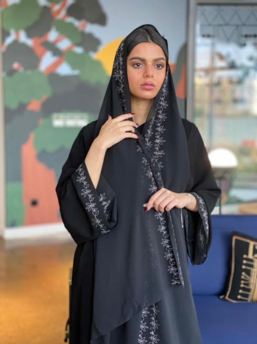 عباية مطرزة