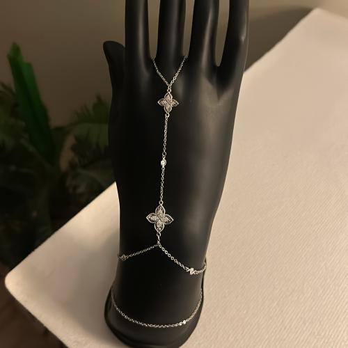 The hand of Ra4