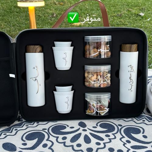 شنطة مع ترمس قهوة وشاهي