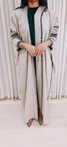 عباية فراشة تطريز لينن هندي من درة ميسان!