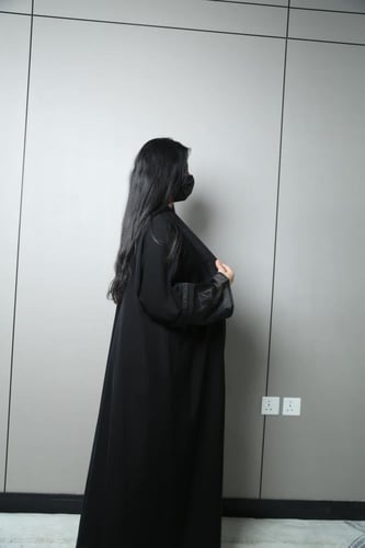 عباية ناعمة سوداء بتحديد كم أنيقة
