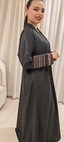 عبايات كم ملون بتطريز هندي أنيق
