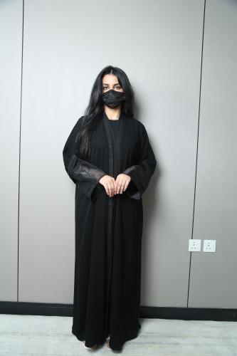 عباية ناعمة سوداء بتحديد كم أنيقة