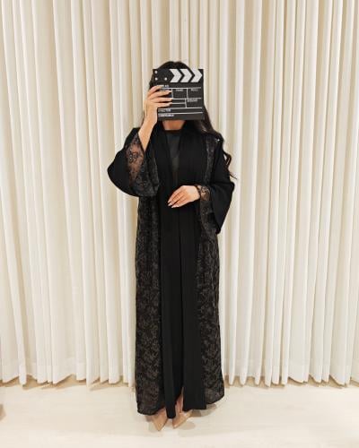 عباية لين بدانتيل على الجوانب والكم بقماش كوري سرا...