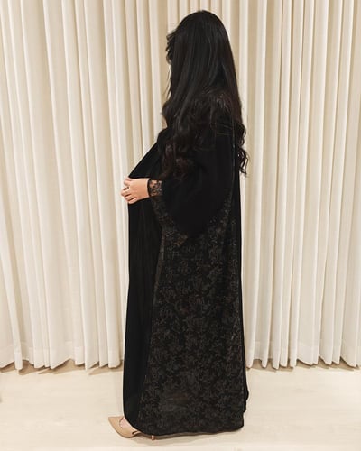 عباية لين بدانتيل على الجوانب والكم بقماش كوري سرا...