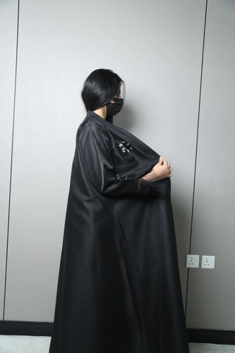 عباية تفتة سوداء مع قماش تل فاخرة