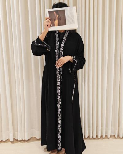 عباية الهبة الرابعة بتطريز أمامي وجانبي بقماش كوري...