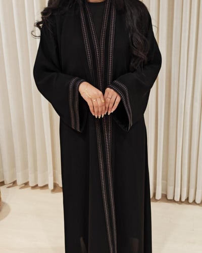 عباية سوداء ناعمة بتطريز أمامي وقمash انترنت من مت...