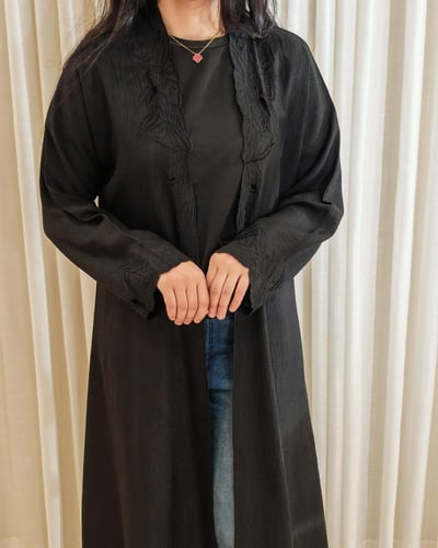 عباية لنن بحريني بتطريز أنيق من درة ميسان!