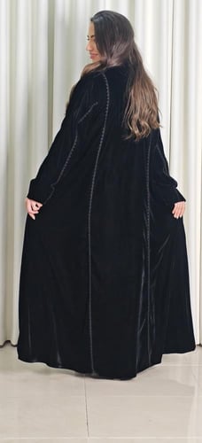 عباية مخمل كوري مطرزة أنيقة