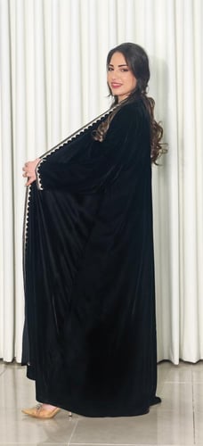 عباية مخمل تطريز بيكواء امام وكم ذهبي