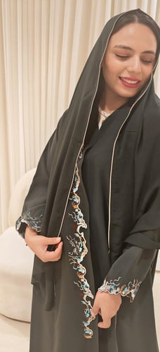 تطريز عبايات بالخيط بتصميم مميز