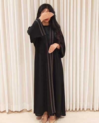 عباية سوداء ناعمة بتطريز أمامي وقمash انترنت من مت...