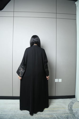 عباية ناعمة سوداء بتحديد كم أنيقة