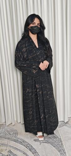 عباية صيفي قماش ناعم وخفيف مع كسرات خلفيه وجانبيه