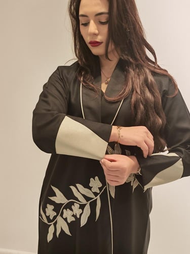 عبايه ملونه زيتي تطريز بيج قماش روسي