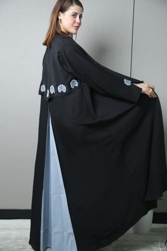 عباية نص كلوش حرير مطرزة