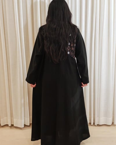 عباية مطرزة بتصميم أنيق من درة ميسان!