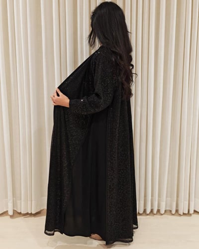 عباية دانتيل مزينة بترتر لامع من متجر درة ميسان لإ...