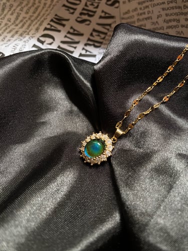 سلسال بتصميم جميل يتغير اللون حسب الاضاءة