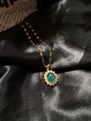 سلسال بتصميم جميل يتغير اللون حسب الاضاءة