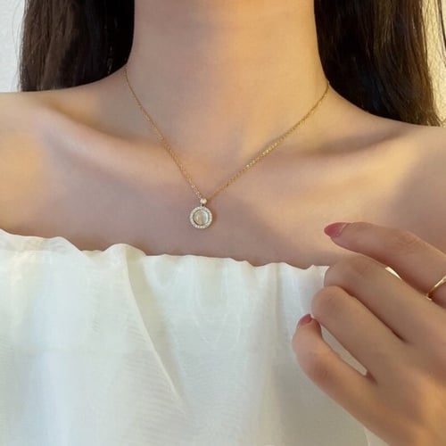 قلادة نسائية تصميم دائري مزينة بالكريستال