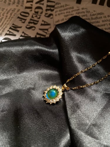 سلسال بتصميم جميل يتغير اللون حسب الاضاءة