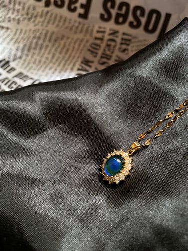 سلسال بتصميم جميل يتغير اللون حسب الاضاءة