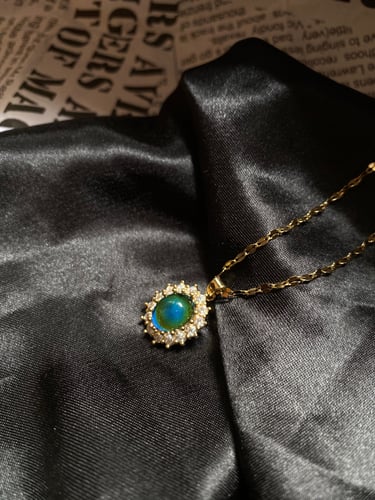 سلسال بتصميم جميل يتغير اللون حسب الاضاءة