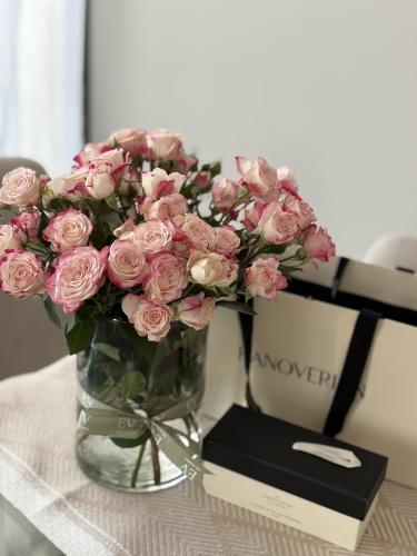 فازة ورد بيبي جوري مع بوكس شوكلات هنوفيرين6 قطع