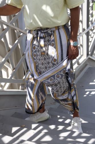 إزرهـ بنقشه باللون الأبيض والرمادي